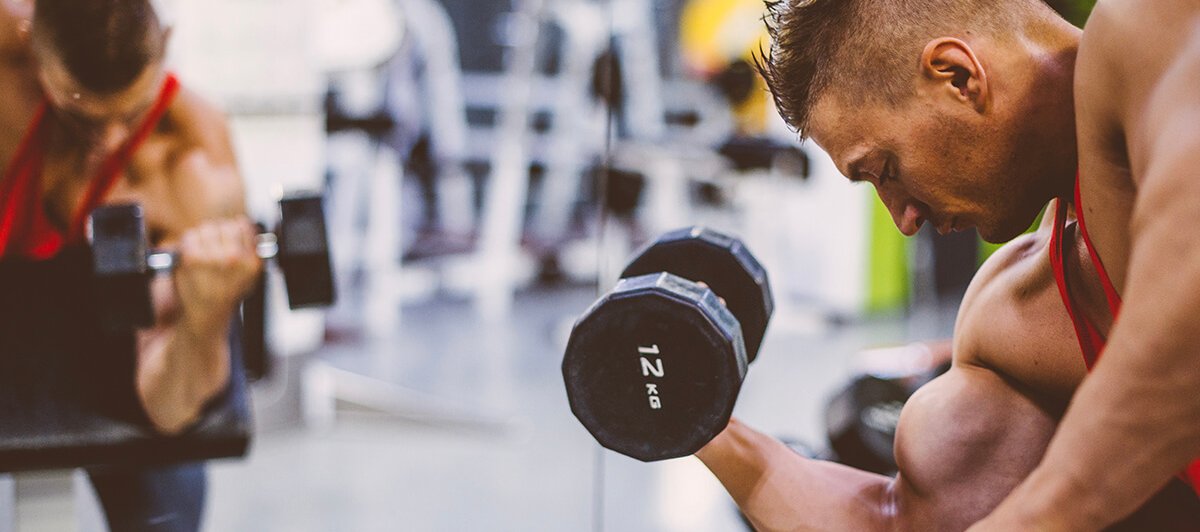 Deca Durabolin bodybuilder working out in gym - Steroids Online Canada