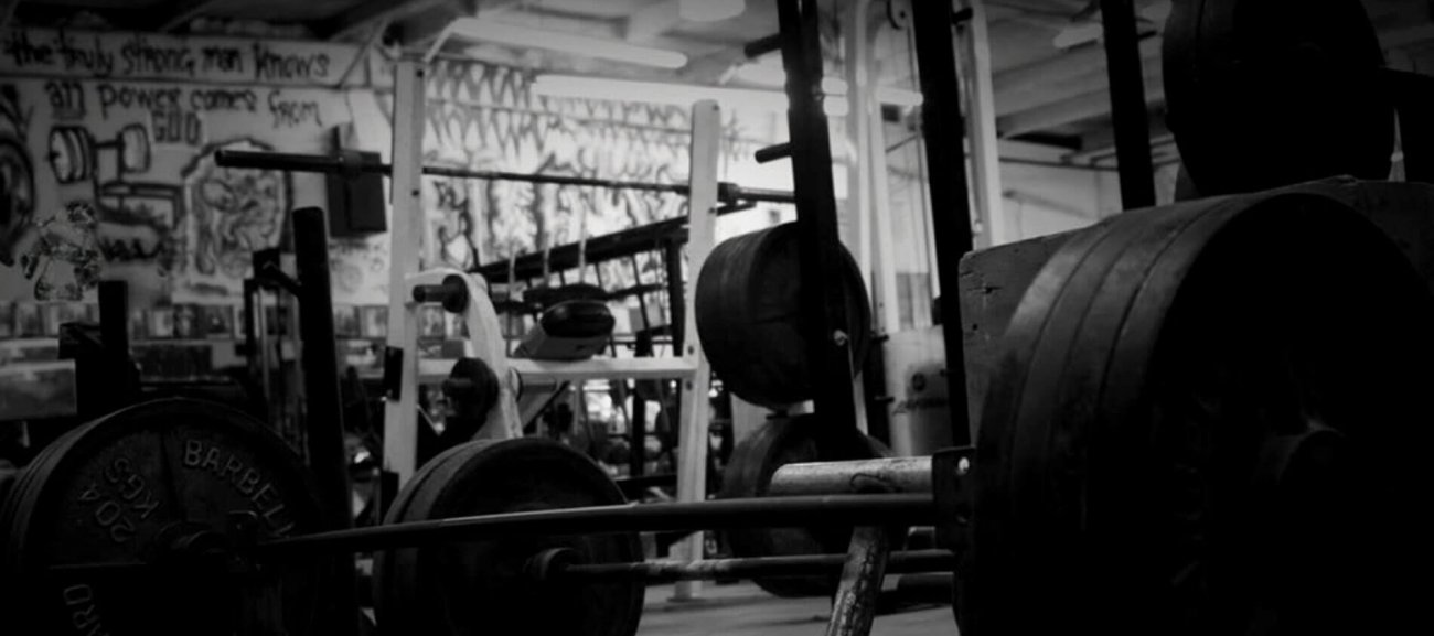 Testosterone blog Picture - Old school gym black and white picture - bench press and squats